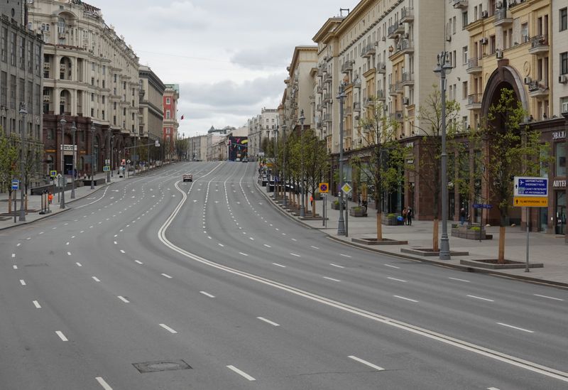 © Reuters. Avenida praticamente vazia em Moscou, na Rússia, em meio à pandemia de coronavírus