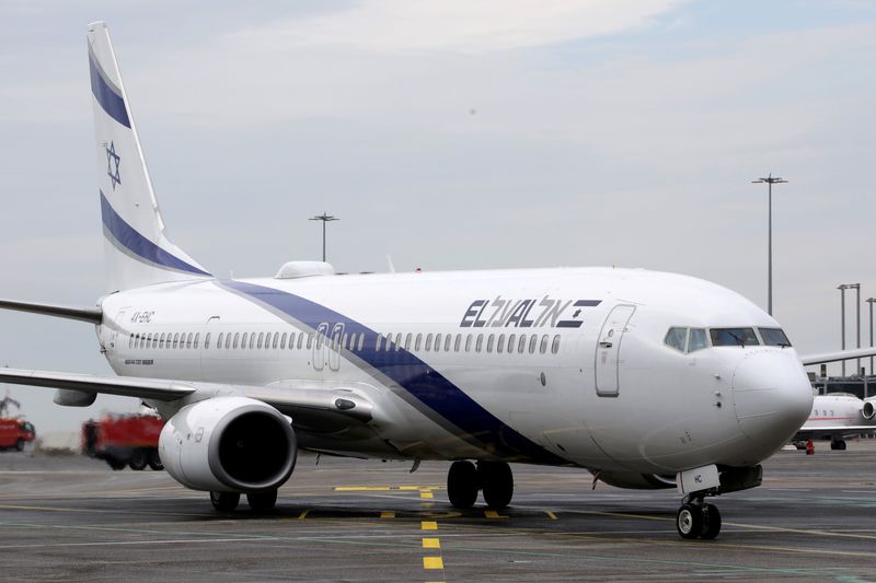 &copy; Reuters. FILE PHOTO: An Israel El Al airlines plane is seen after its landing following its inaugural flight between Tel Aviv and Nice at Nice international airport