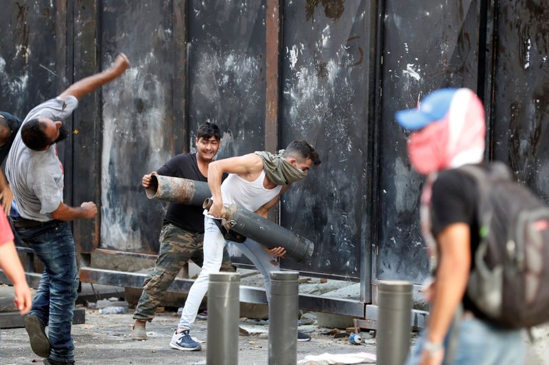 © Reuters. Foto del martes de manifestantes durante las protestas tras la explosión en Beirut que dejó más de 170 muertos