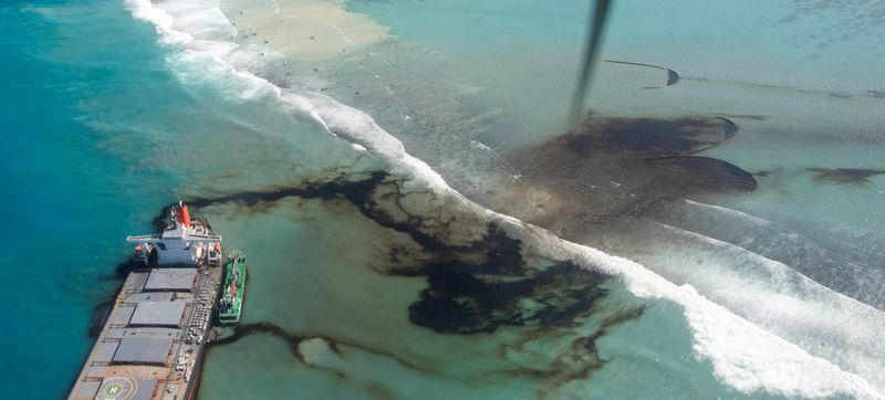 © Reuters. A general view shows the bulk carrier ship MV Wakashio, that ran aground on a reef, at Riviere des Creoles