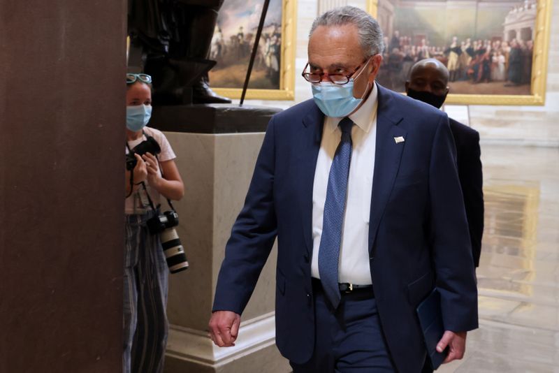 &copy; Reuters. U.S. Senate Minority Leader Schumer walks to Pelosi’s office for coronavirus relief negotiations with Mnuchin and Meadows at the U.S. Capitol in Washington