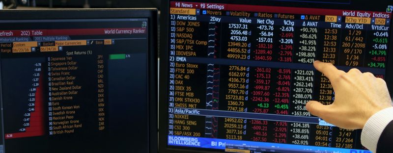 © Reuters. Operador indica telas com cotações durante sessão da bolsa de valores de São Paulo