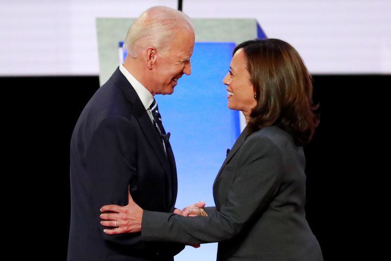 &copy; Reuters. Joe Biden, candidato democrata à Presidência dos EUA, ao lado da senadora Kamala Harris