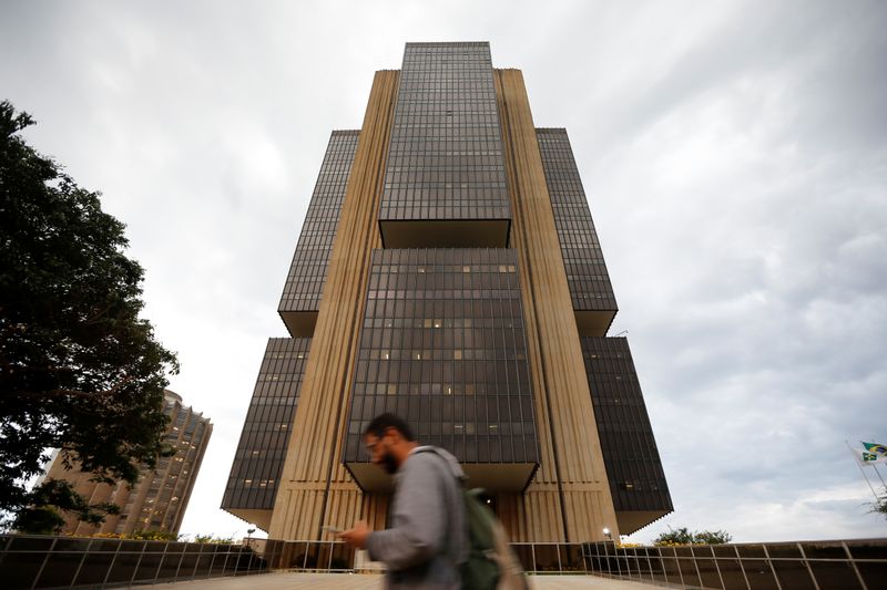 &copy; Reuters. A man walks in front the Central bank headquarters building in Brasilia