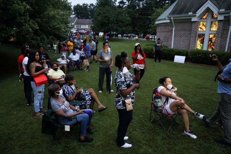 © Reuters. FILE PHOTO: Voters line up to cast their ballots in Atlanta