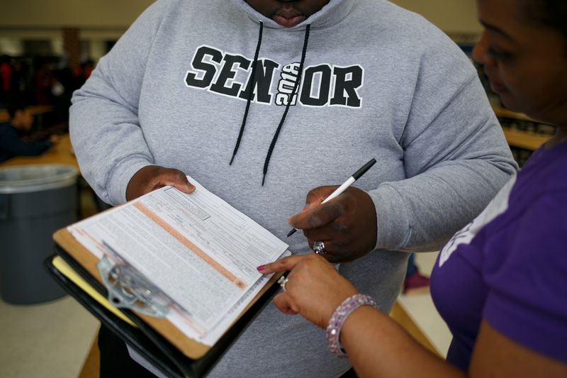 © Reuters. FILE PHOTO: South Cobb High School senior registers to vote in Austell