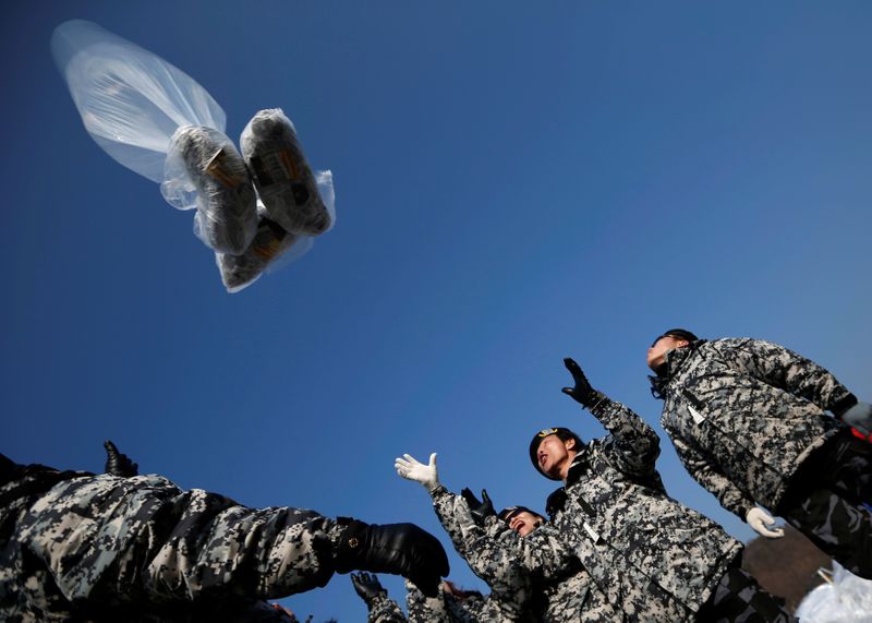 &copy; Reuters. FILE PHOTO: Former North Korean defectors release a balloon containing one dollar banknotes, radios, CD and leaflets denouncing the North Korean regime towards the demilitarized zone, in Paju