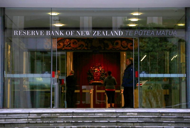 &copy; Reuters. A security guard stands in the main entrance to the Reserve Bank of New Zealand located in central Wellington, New Zealand