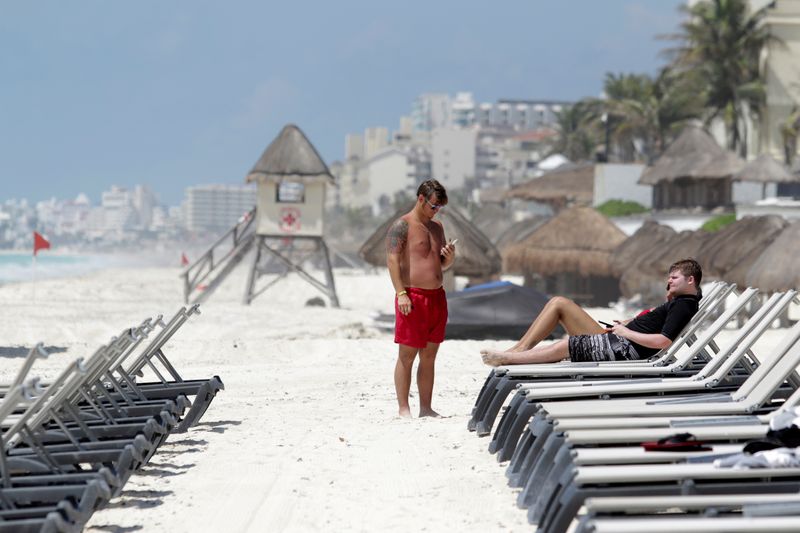 &copy; Reuters. U.S. tourists relax at a beach after local authorities imposed strict sanitary measures to gradually reopen despite the coronavirus disease (COVID-19) pandemic in Cancun