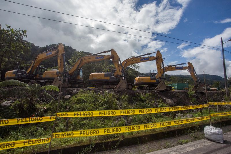 &copy; Reuters. Excavators are parked near a damaged section of oil pipeline, about 25 km from the city of Tena in the Amazon