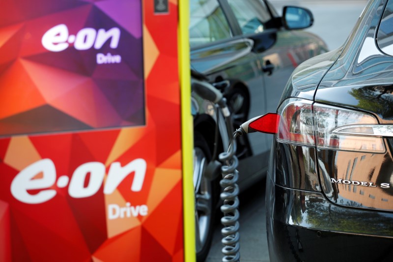 &copy; Reuters. FILE PHOTO: Electric car is charged at the charging station at the front of the German utility E.ON headquarters in Essen