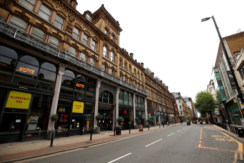 &copy; Reuters. FOTO DE ARCHIVO: Tiendas y restaurantes cerrados en una calle de Manchester, en Reino Unido