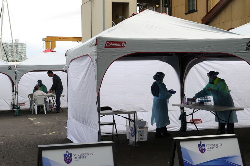 &copy; Reuters. Trabajadores sanitarios en un centro de pruebas de coronavirus en Sídney, Australia, el 12 de agosto de 2020