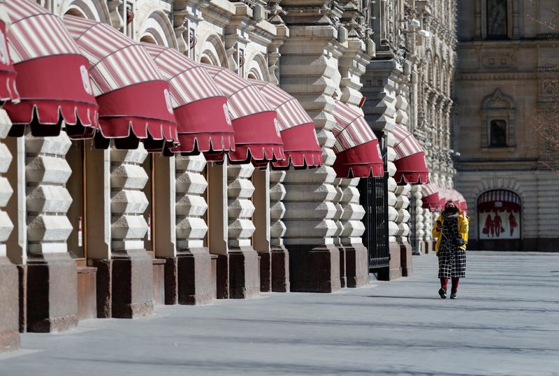 © Reuters. Женщина в защитной маске в центре Москвы
