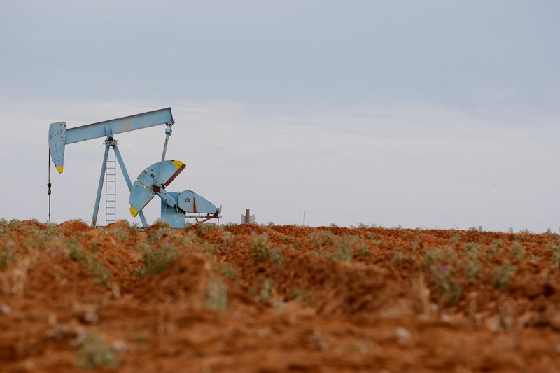 Цены на нефть растут на фоне превысившего прогнозы падения запасов в США