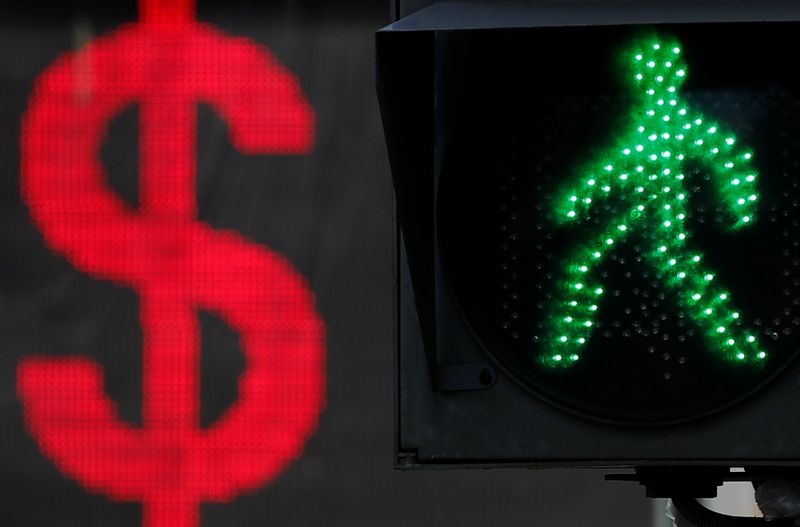 &copy; Reuters. Il simbolo del dollaro dietro a un semaforo verde a Mosca