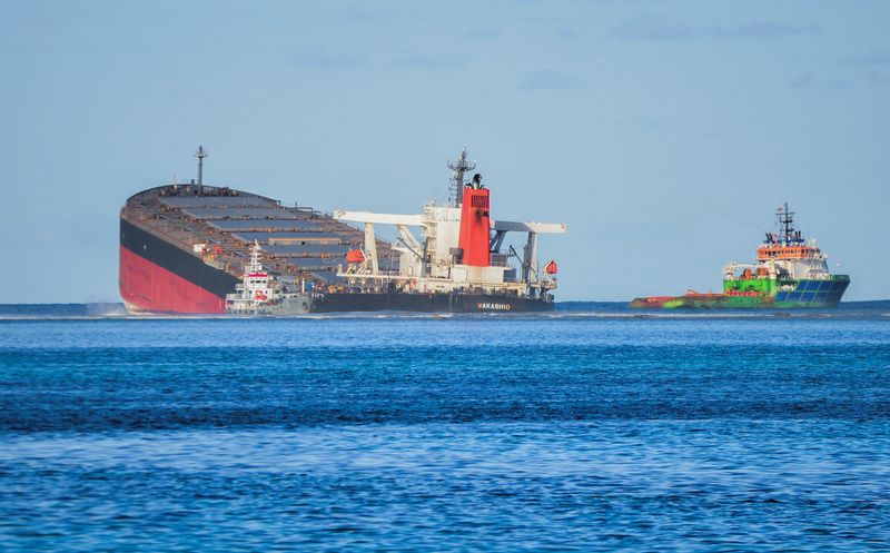 © Reuters. MARÉE NOIRE À L'ÎLE MAURICE: LE MAZOUT ENCORE À BORD DU WAKASHIO RÉCUPÉRÉ