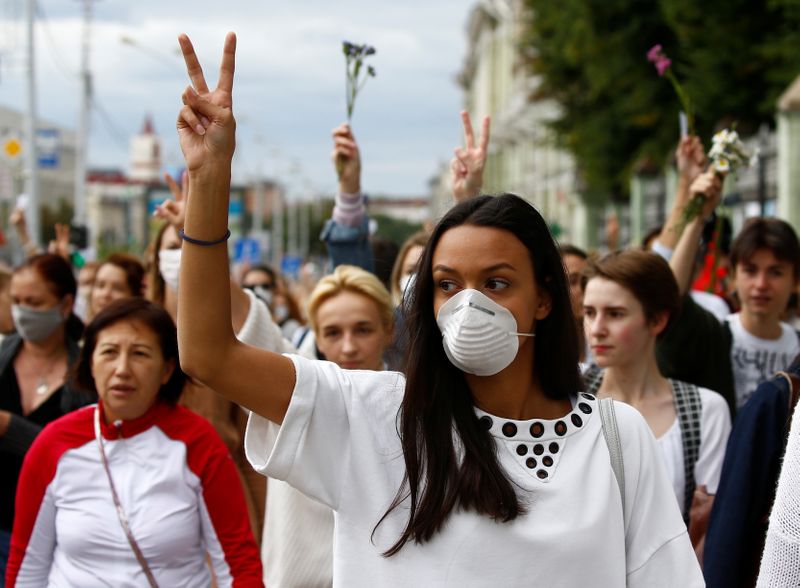 © Reuters. Women take part in a demonstration against police violence in Minsk