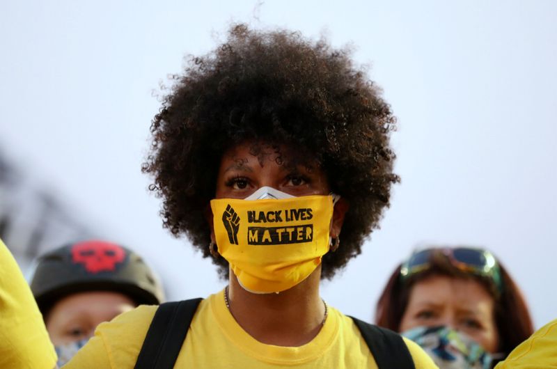&copy; Reuters. FOTO DE ARCHIVO: Una manifestante con el lema &quot;Las vidas negras importan&quot; impreso en una mascarilla durante una protesta contra la desigualdad racial y la violencia policial en Portland, Oregón, EEUU