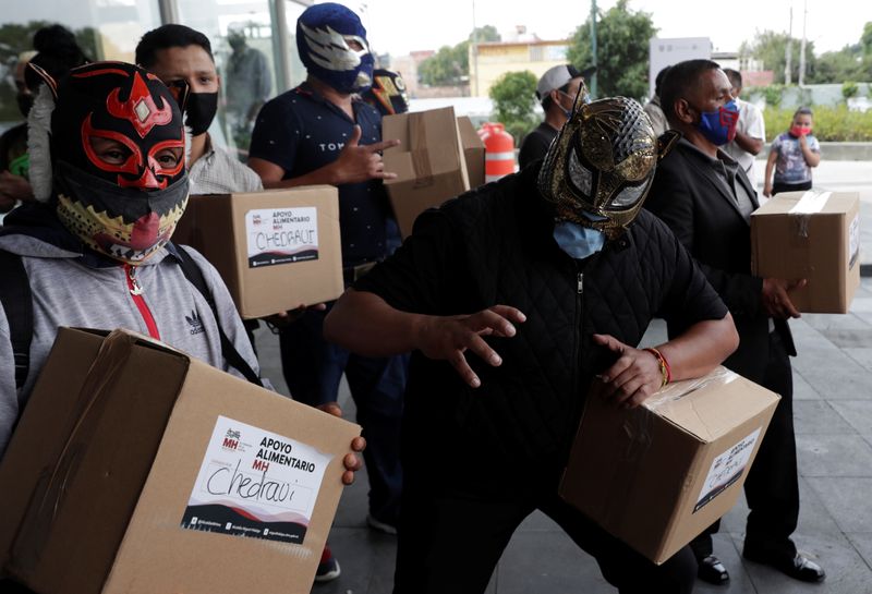&copy; Reuters. Lutadores de luta livre com máscaras de proteção na Cidade do México