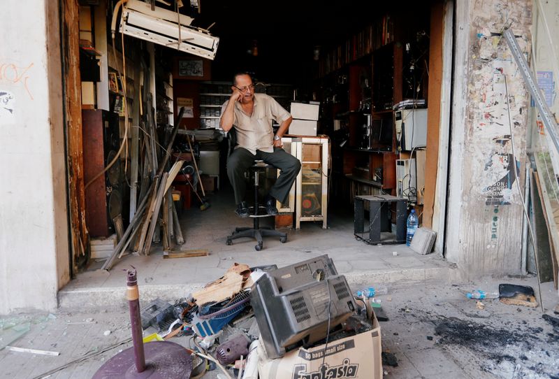 &copy; Reuters. لبنانيون أصبحوا بلا مأوى يتلهفون على إعادة البناء بعد انفجار المرفأ