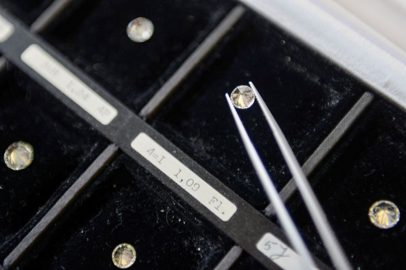 &copy; Reuters. FILE PHOTO: Diamonds are seen at the diamond exchange, on the first day of easing of lockdown measures during the outbreak of the coronavirus disease (COVID-19) in Antwerp