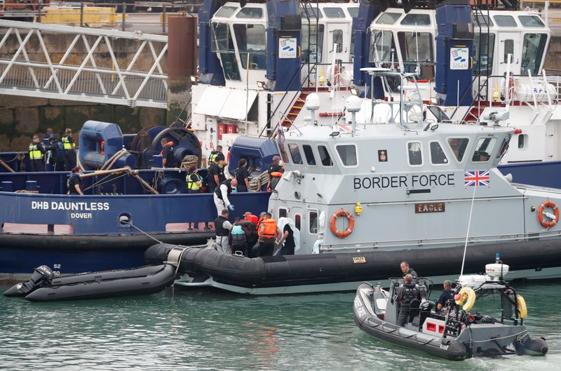 © Reuters. Migrants disembark from a Border Force boat after arriving at Dover harbour, in Dover
