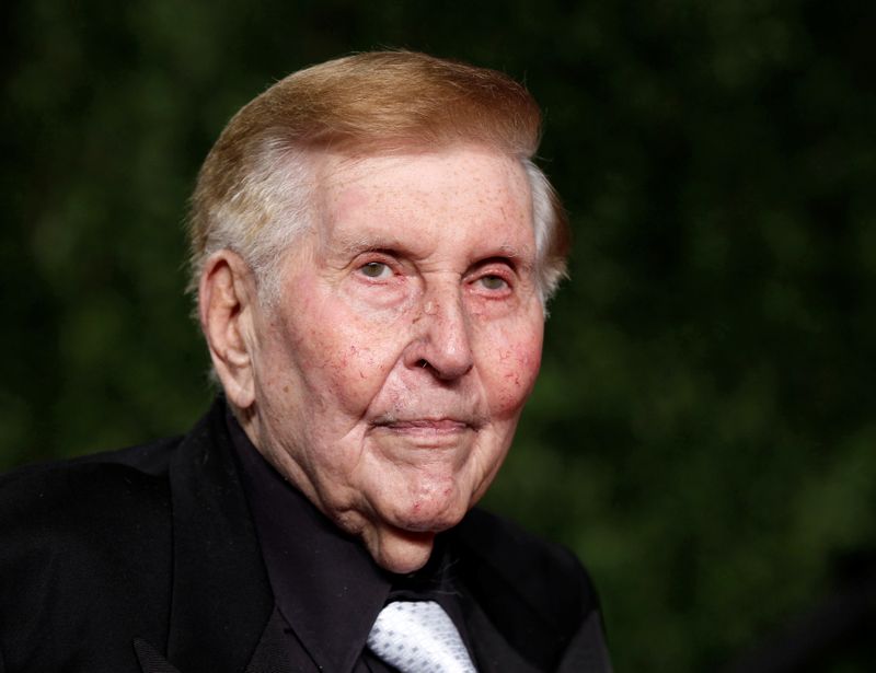 &copy; Reuters. FILE PHOTO: Media magnate Sumner Redstone arrives at the Vanity Fair Oscar party in West Hollywood