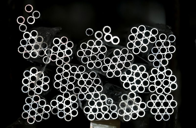 &copy; Reuters. FILE PHOTO: Aluminium bars are seen in a shop in Rome