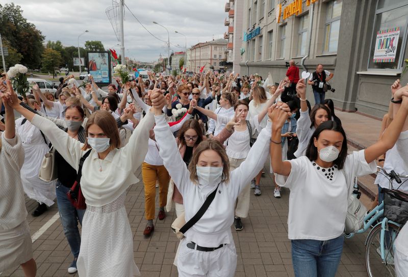 © Reuters. Women take part in a demonstration against police violence in Minsk