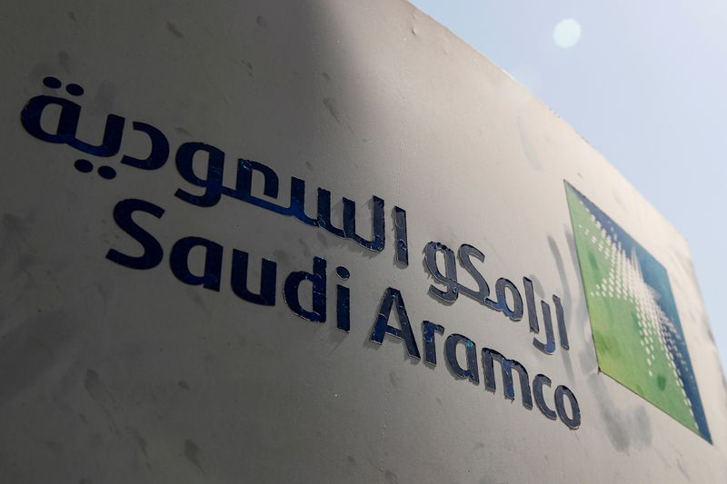 &copy; Reuters. FILE PHOTO: Saudi Aramco logo is pictured at the oil facility in Khurais
