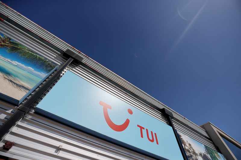 © Reuters. FOTO DE ARCHIVO: Cartel de TUI en una ocina del turoperador en Hanley, Reino Unido