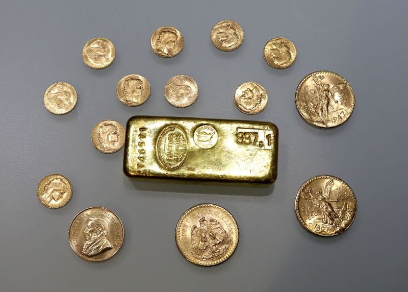 © Reuters. FILE PHOTO: A gold ingot and gold coins are seen in this illustration picture