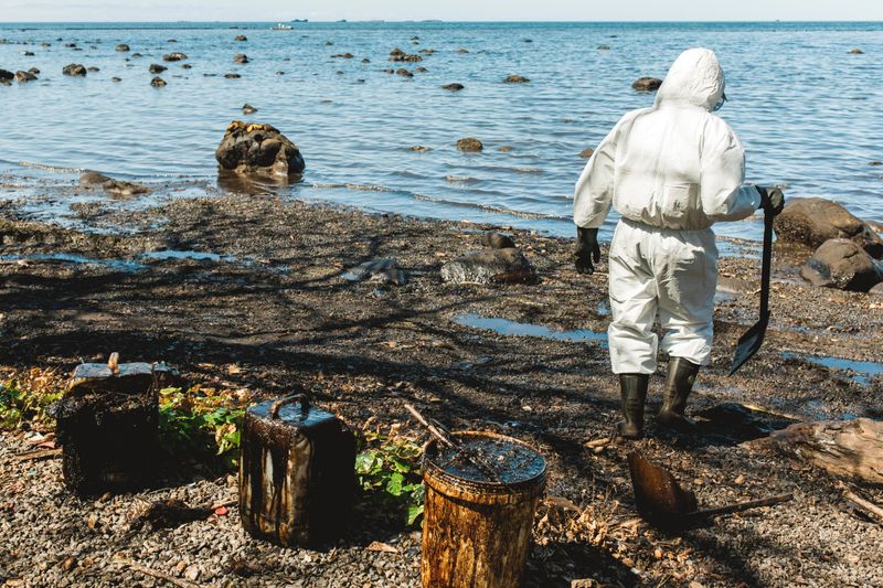 &copy; Reuters. Volunteers help to clean spilled oil from MV Wakashio in Riviere des Creoles