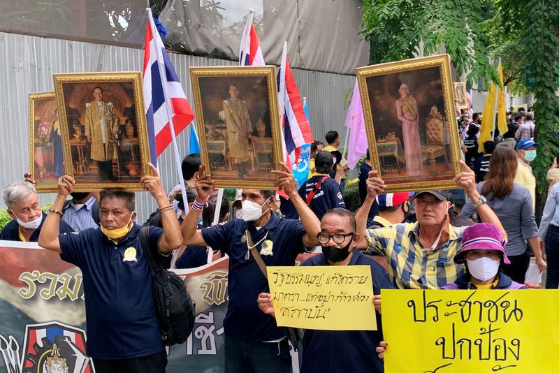 &copy; Reuters. FILE PHOTO: A group of Thai royalists carry portraits of King Maha Vajiralongkorn, Queen Suthida and late King King Bhumibol Adulyadej outside the parliament in Bangkok
