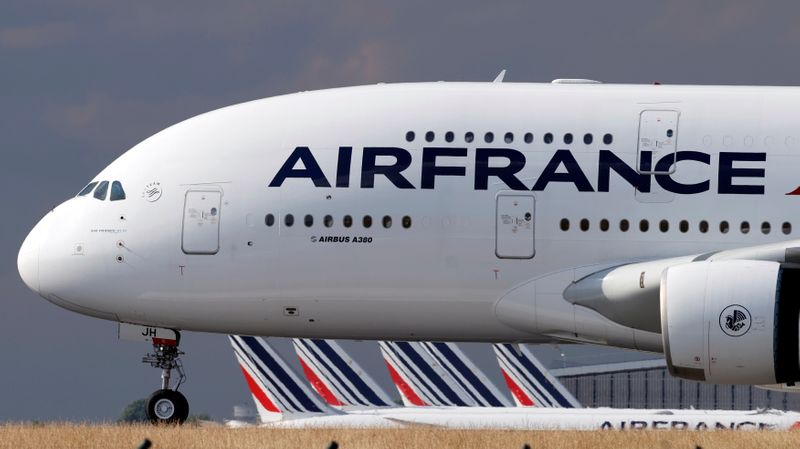 © Reuters. LES PILOTES D'AIR FRANCE VALIDENT LA RÉORGANISATION DU RÉSEAU DOMESTIQUE