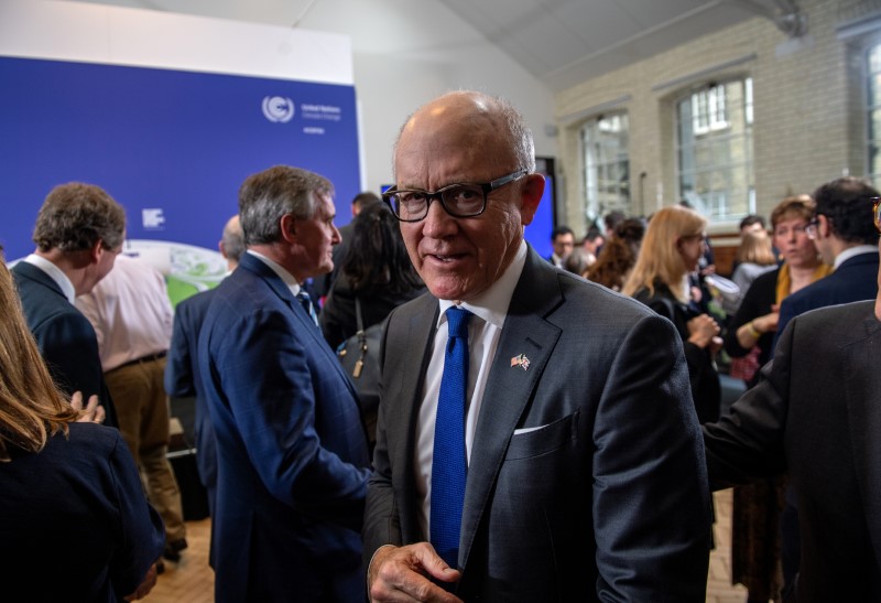 © Reuters. U.S. Ambassador to the United Kingdom, Woody Johnson, is pictured after listening British Prime Minister Boris Johnson and David Attenborough during a conference about the UK-hosted COP26 UN Climate Summit, at the Science Museum in London