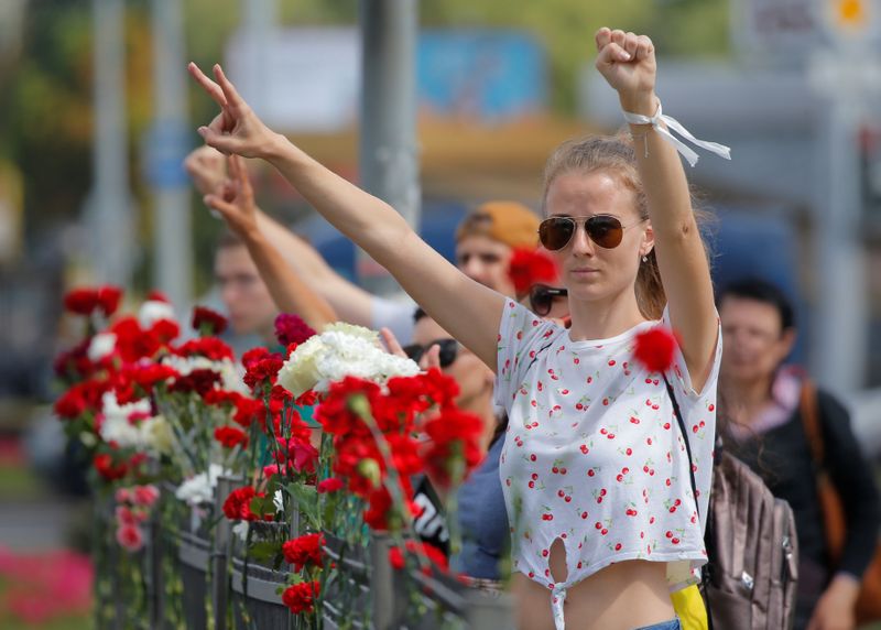 © Reuters. آلاف يشاركون في احتجاج بالورود في روسيا البيضاء والاتحاد الأوروبي يبحث فرض عقوبات
