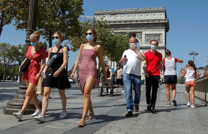 © Reuters. Pessoas caminham utilizando máscaras de proteção contra Covid-19 em Paris, França