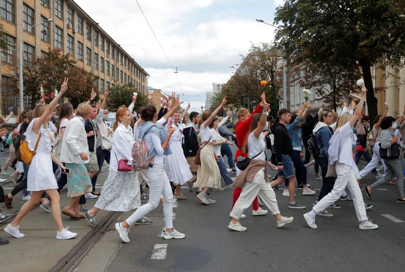 &copy; Reuters. Personas participan en una manifestación contra la violencia policial en Minsk, Bielorrusia