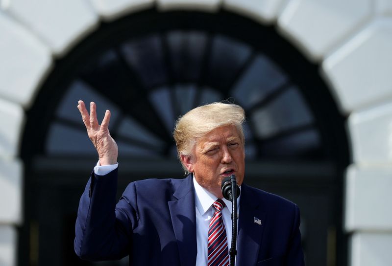 © Reuters. FILE PHOTO: U.S. President Donald Trump speaks about efforts to curb federal regulations during South Lawn event at the White House in Washington