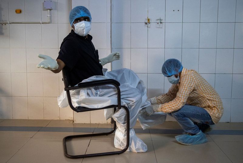 © Reuters. Wider Image: Last doctor standing: Pandemic pushes Indian hospital to brink