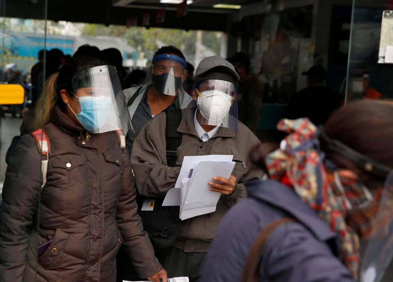 &copy; Reuters. Peruanos com máscara de proteção em Lima
