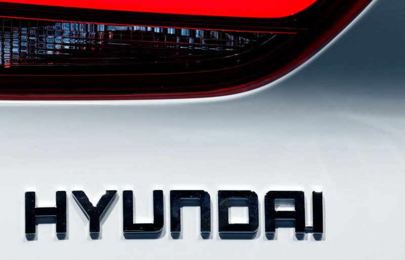 © Reuters. FILE PHOTO: The Hyundai logo is seen at the Paris auto show