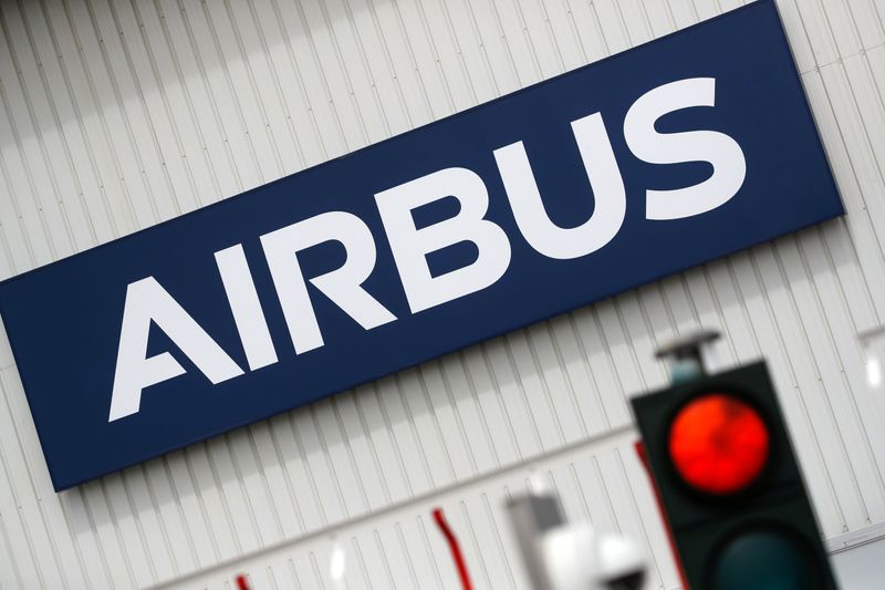 &copy; Reuters. FOTO DE ARCHIVO: El logotipo de Airbus en la entrada de las instalaciones de Airbus en Bouguenais, cerca de Nantes, Francia. 2 de julio de 2020.