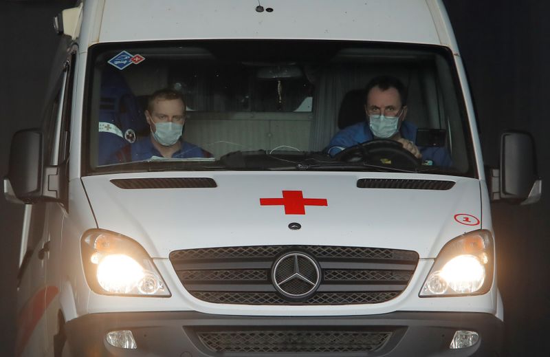 &copy; Reuters. Машина скорой помощи у больницы на окраине Москвы