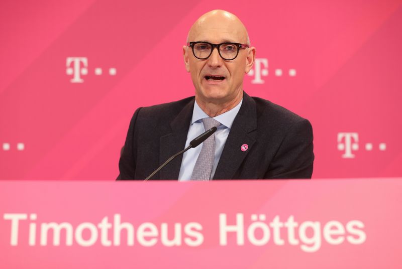 &copy; Reuters. FILE PHOTO:  Hoettges, CEO of German telecommunications giant Deutsche Telekom AG at news conference in Bonn