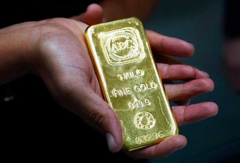 &copy; Reuters. Золотой слиток весом в 1 киллограм в головном офисе компании Australian Bullion Company в Сиднее