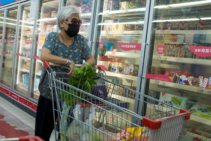 &copy; Reuters. Una mujer mira los productos alimenticios congelados en un supermercado en Pekín, China, el 13 de agosto de 2020
