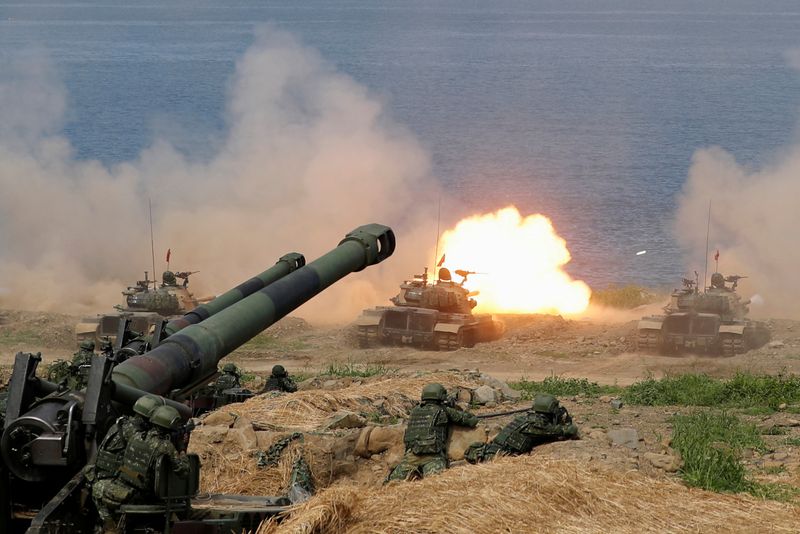 &copy; Reuters. Tanque dispara durante exercício militar que simula invasão da ilha taiwaesa de Pingtung pela China